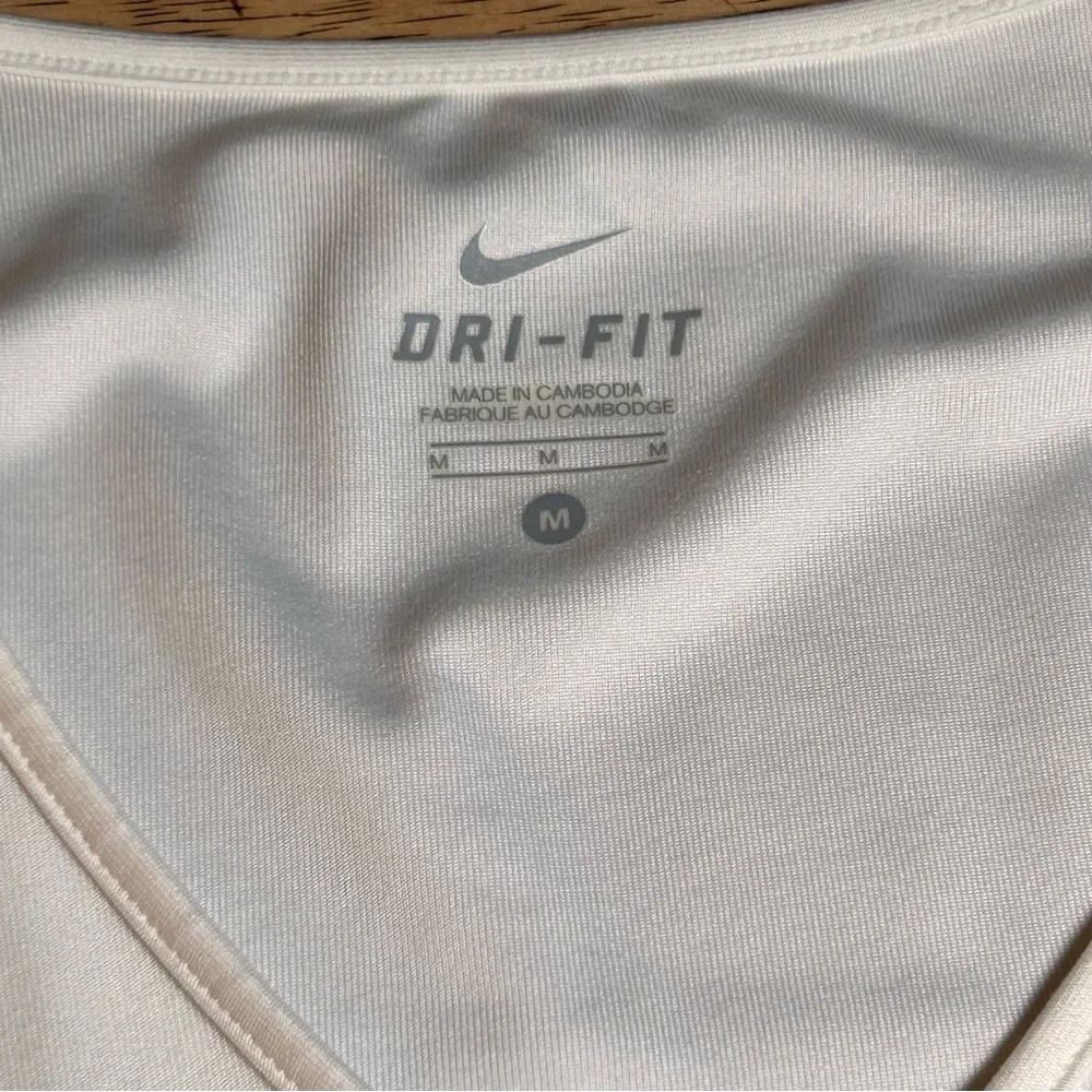 Nike Women's Dri-FIT V-neck Athletic Tee Medium‎